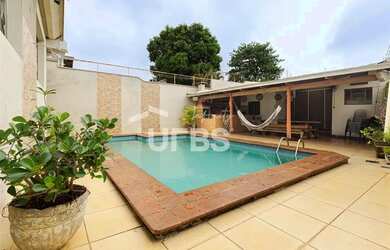 Imagem: A casa possui 4 Dormitórios, 5 Banheiros, 4 Vagas na garagem