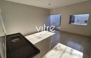 Imagem: A casa possui 2 Dormitórios, 2 Banheiros, 2 Vagas na garagem