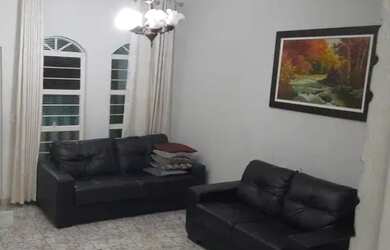 Imagem: A casa possui 2 Dormitórios e 1 Banheiro e está localizado