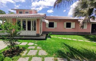 Imagem: A casa possui 4 Dormitórios, 5 Banheiros e 236m² de Área