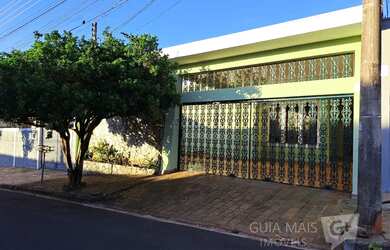 Imagem: A casa possui 3 Dormitórios, 3 Banheiros, 4 Vagas na garagem