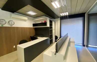 Imagem: O depósito possui 3 Vagas na garagem, 165m² de Área e está