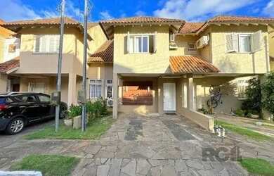 Imagem: A casa possui 3 Dormitórios, 3 Banheiros, 2 Vagas na garagem