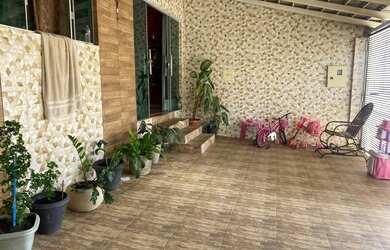 Imagem: A casa possui 3 Dormitórios, 3 Banheiros, 2 Vagas na garagem