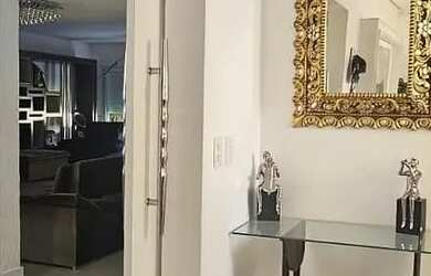 Imagem: A casa possui 5 Dormitórios, 4 Banheiros, 5 Vagas na garagem