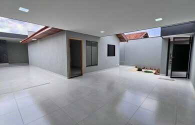 Imagem: A casa possui 3 Dormitórios, 2 Banheiros, 2 Vagas na garagem