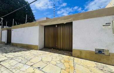 Imagem: A casa possui 3 Dormitórios, 2 Banheiros, 5 Vagas na garagem