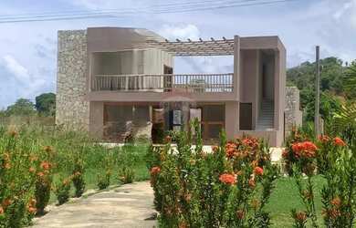 Imagem: A casa possui 4 Dormitórios, 5 Banheiros, 4 Vagas na garagem