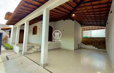 Imagem: A casa possui 4 Dormitórios, 2 Banheiros, 3 Vagas na garagem