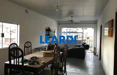 Imagem: A casa possui 3 Dormitórios, 4 Banheiros, 5 Vagas na garagem