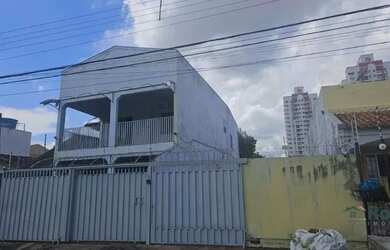 Imagem: A casa possui 4 Dormitórios, 3 Banheiros, 5 Vagas na garagem