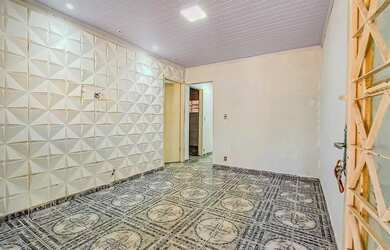 Imagem: A casa possui 3 Dormitórios, 1 Banheiro, 3 Vagas na garagem