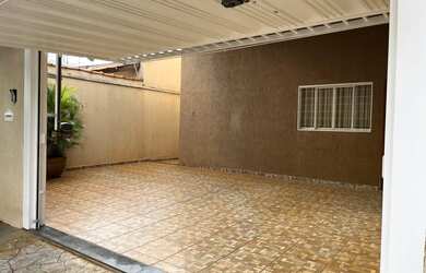 Imagem: A casa possui 3 Dormitórios, 2 Banheiros, 2 Vagas na garagem