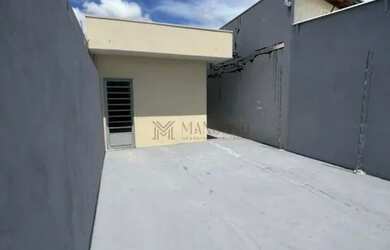 Imagem: A casa possui 2 Dormitórios, 1 Banheiro, 2 Vagas na garagem