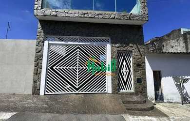 Imagem: A casa possui 3 Dormitórios, 2 Banheiros, 2 Vagas na garagem