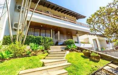 Imagem: A casa possui 4 Dormitórios, 5 Banheiros, 4 Vagas na garagem