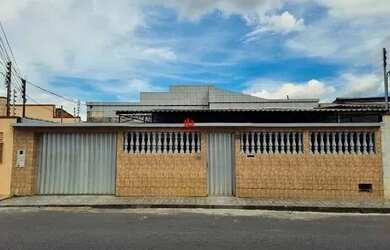 Imagem: A casa possui 4 Dormitórios, 1 Banheiro, 2 Vagas na garagem