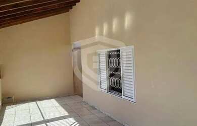 Imagem: A casa possui 3 Dormitórios, 2 Banheiros, 2 Vagas na garagem