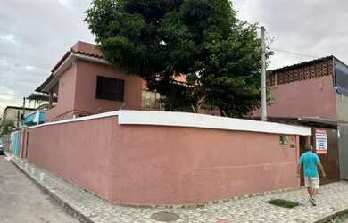 Imagem: A casa possui 4 Dormitórios, 2 Banheiros, 1 Vaga na garagem