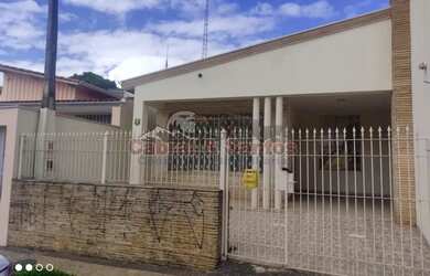 Imagem: A casa possui 3 Dormitórios, 4 Banheiros, 1 Vaga na garagem