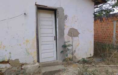 Imagem: A casa possui 4 Dormitórios, 2 Banheiros, 3 Vagas na garagem