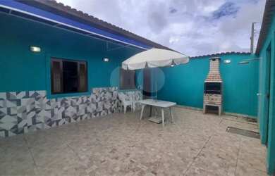 Imagem: A casa possui 2 Dormitórios, 2 Banheiros, 2 Vagas na garagem