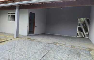 Imagem: A casa possui 4 Dormitórios, 2 Banheiros, 4 Vagas na garagem