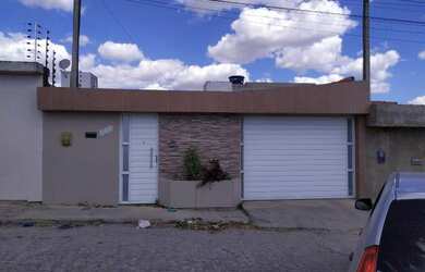 Imagem: A casa possui 2 Dormitórios, 1 Banheiro, 2 Vagas na garagem