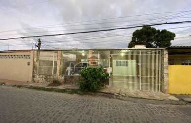 Imagem: A casa possui 3 Dormitórios, 2 Banheiros, 2 Vagas na garagem