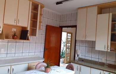 Imagem: A casa possui 3 Dormitórios, 3 Banheiros, 5 Vagas na garagem