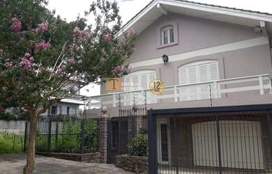 Imagem: A casa possui 4 Dormitórios, 2 Banheiros, 3 Vagas na garagem