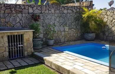 Imagem: A casa possui 2 Dormitórios, 2 Banheiros, 1 Vaga na garagem