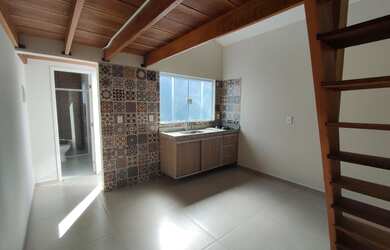 Imagem: A casa possui 1 Dormitório, 1 Banheiro, 1 Vaga na garagem e