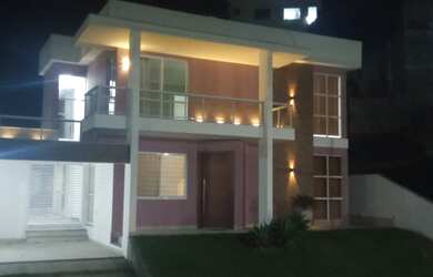 Imagem: A casa em condomínio possui 4 Dormitórios, 2 Banheiros, 4