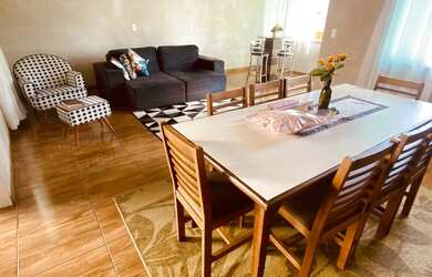 Imagem: A casa possui 2 Dormitórios, 1 Banheiro, 4 Vagas na garagem