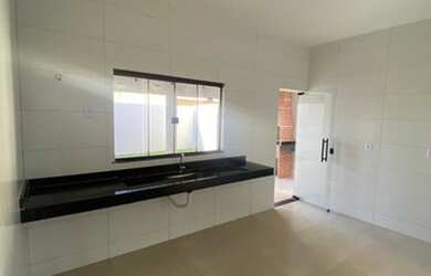 Imagem: A casa possui 2 Dormitórios, 2 Banheiros, 2 Vagas na garagem