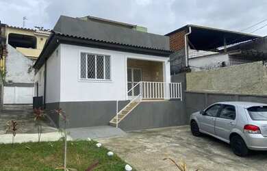 Imagem: A casa possui 2 Dormitórios, 1 Banheiro, 2 Vagas na garagem