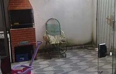 Imagem: O apartamento possui 3 Dormitórios, 1 Banheiro, 2 Vagas na