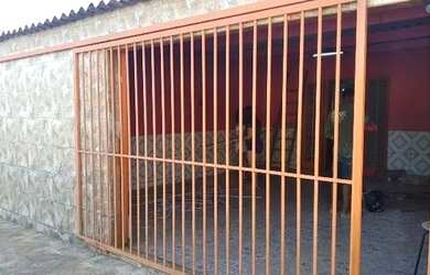 Imagem: A casa possui 2 Dormitórios, 1 Banheiro, 2 Vagas na garagem