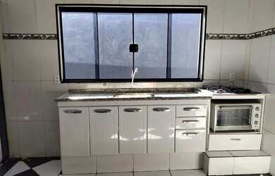 Imagem: A casa possui 2 Dormitórios, 1 Banheiro, 1 Vaga na garagem