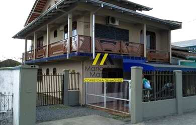 Imagem: A casa possui 2 Dormitórios, 4 Banheiros, 2 Vagas na garagem