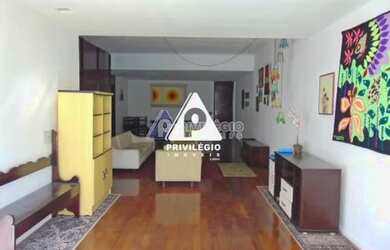 Imagem: O apartamento possui 4 Dormitórios, 3 Banheiros, 1 Vaga na