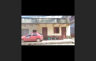 Imagem: A casa possui 3 Dormitórios e 2 Banheiros e está localizado