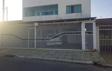 Imagem: A casa possui 2 Dormitórios, 1 Banheiro, 2 Vagas na garagem