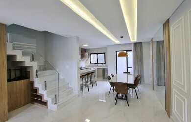 Imagem: A casa possui 3 Dormitórios, 4 Banheiros, 2 Vagas na garagem