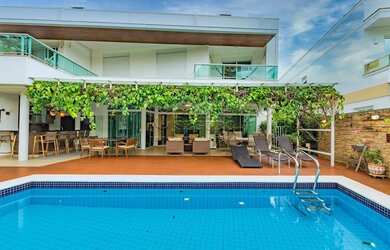 Imagem: A casa em condomínio possui 4 Dormitórios, 4 Banheiros, 4