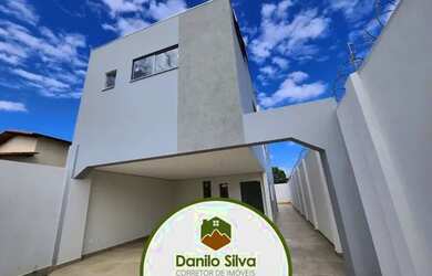 Imagem: A casa possui 3 Dormitórios, 3 Banheiros, 4 Vagas na garagem