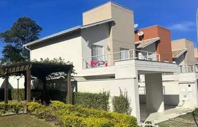 Imagem: A casa possui 3 Dormitórios, 3 Banheiros, 3 Vagas na garagem