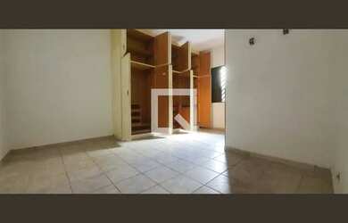 Imagem: A casa possui 1 Dormitório, 1 Banheiro, 1 Vaga na garagem