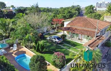 Imagem: A casa possui 3 Dormitórios, 2 Banheiros, 4 Vagas na garagem